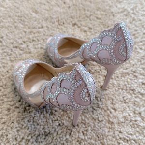 Badgley Mischka beautiful pink peep toe heels.